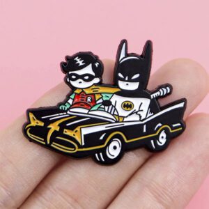Accesorio Pin Serie/Pelicula - DC Comics - Batman y Robin en Batimobil (Clasico)