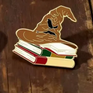 Accesorio Pin Serie/Pelicula - Harry Potter - Sombrero Selecionador sobre libros